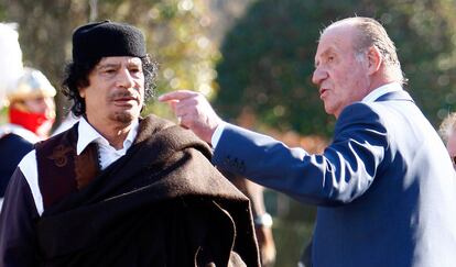 El rey Juan Carlos recibe en el Palacio de El Pardo de Madrid, al líder de Libia, Muamar Al Gadafi, en esa vista de 2007.