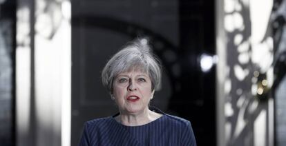 Theresa May, ayer en la puerta de Downing Street.