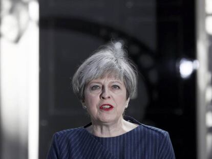 Theresa May, ayer en la puerta de Downing Street.