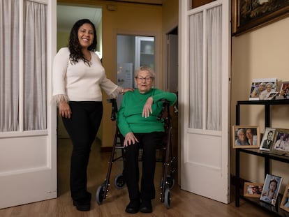 Carla Argentina Jiménez (33 años) junto a Conchita Satorres Biendocho (94 años). Viven juntas en el barrio de la Font de la Guatlla, en Barcelona, desde hace tres años.