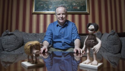 Nick Park, director y animador de 'stop motion', junto a dos de los protagonistas de su nueva película 'Cavernícola', en un hotel de Madrid.