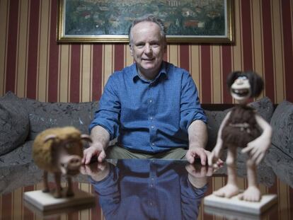 Nick Park, director y animador de 'stop motion', junto a dos de los protagonistas de su nueva película 'Cavernícola', en un hotel de Madrid.