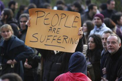 Manifestantes en Atenas el pasado jueves contra la política de austeridad. El cartel dice: "La gente está sufriendo".