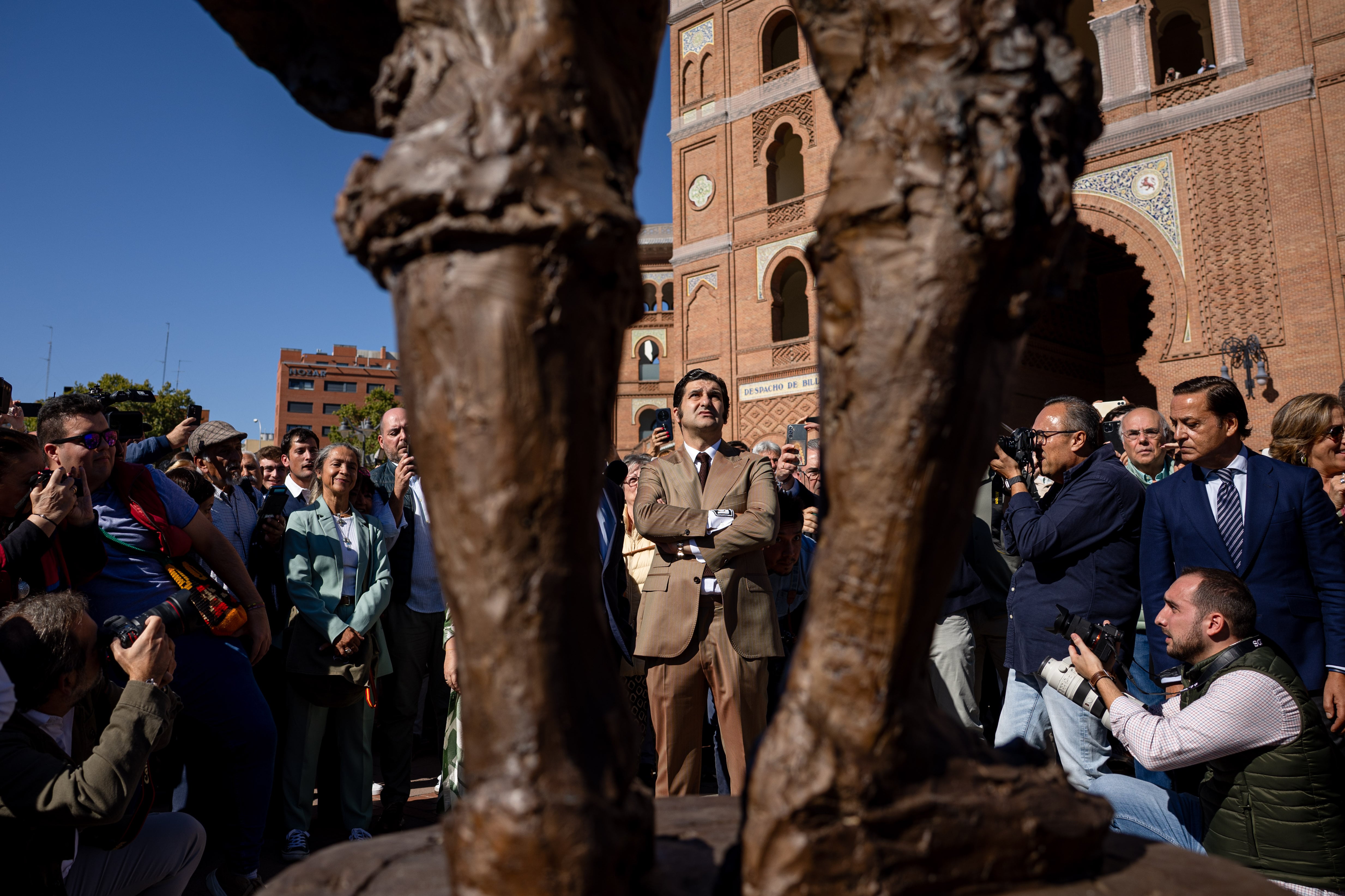Morante de la Puebla, en el centro, el pasado 11 de octubre en la inauguración de la estatua de Antoñete frente a la puerta grande de Las Ventas.