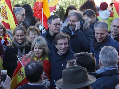El alcalde de Madrid, José Luis Martínez-Almeida, durante la manifestación de esta mañana.