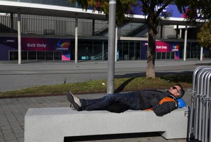 Un treballador descansa a Fira de Barcelona després que se suspengués el MWC.