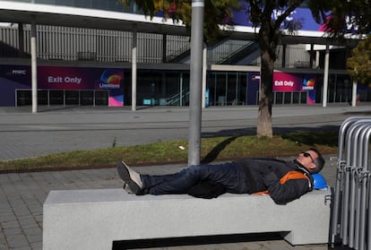 Un treballador descansa a Fira de Barcelona després que se suspengués el MWC.