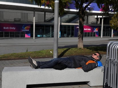 Un empleado descansa en la Fira de Barcelona después de que Mobile World Congress (MWC) fuera cancelado en Barcelona.