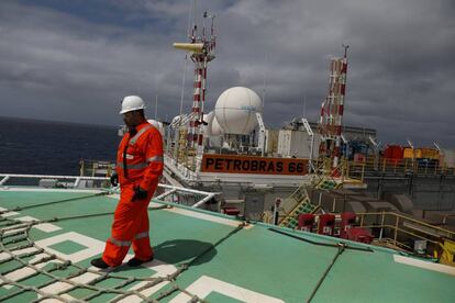 Un trabajador en una planta de Petrobras en Brasil. 