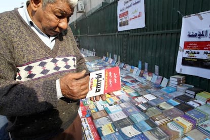 Un egipcio compra una copia de la constitución en una calle de El Cairo.