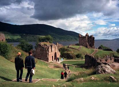 Ruinas del castillo Urquhart, a orillas del lago Ness.