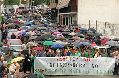 De izquierda a derecha, silueteados en amarillo: &Aacute;ngel de Oteo, concejal de Medio Ambiente; Fernando Mora, edil de Obras, y Mariano Franco, alcalde de Morata de Taju&ntilde;a.