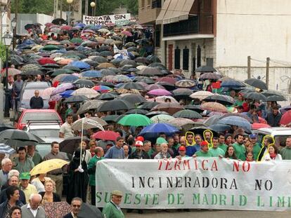 De izquierda a derecha, silueteados en amarillo: Ángel de Oteo, concejal de Medio Ambiente; Fernando Mora, edil de Obras, y Mariano Franco, alcalde de Morata de Tajuña.