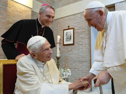 El papa Francisco saluda a Benedicto XVI, en presencia de su ayudante, el cardenal, Georg Gaenswein, en su última aparición pública el pasado 27 de agosto.