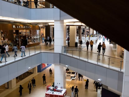 Personas recorren hoy el Mall Costanera Center, uno de los centros comerciales más grandes de América Latina, en la comuna de Providencia en Santiago (Chile).