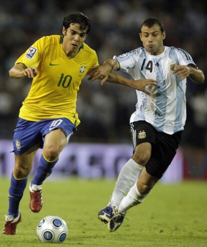 Mascherano (derecha) pugna con Kaká por el control del balón