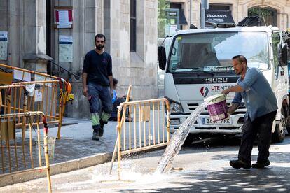 Dos trabajadores, este jueves, en Barcelona.