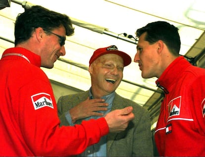 Niki Lauda (en el centro) sonriente conversando con los pilotos de Ferrari, el alemán Michael Schumacher (derecha) y el irlandés Eddie Irvine, durante un descanso en los entrenamientos Gran Premio de San Marino el 25 de abril de 1998.