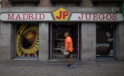 La entrada de Madrid JP, una de las casas de apuestas en el Puente de Vallecas, en Madrid.