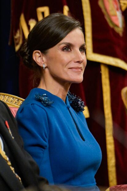 La reina Letizia llevó el cabello recogido.