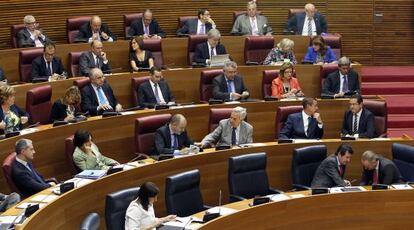 La consejera Catal&agrave;, el vicepresidente Ciscar y el presidente Fabra, en los esca&ntilde;os del Consell durante un pleno de las Cortes. 