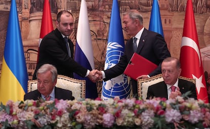 El ministro turco de Defensa, Hulusi Akar (de pie, a la derecha), estrecha la mano del ministro ucranio de Infraestructuras, Oleksandr Kubrakov, en el acto de formalización del acuerdo presidido por António Guterres, secretario general de la ONU (sentado, a la izquierda), y el presidente turco, Recep Tayyip Erdogan, el viernes en Estambul. 
