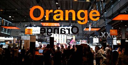 Múltiples personas asisten a un evento de Orange.