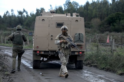 Militares y policías realizan operativos en la comuna de Cañete este domingo, cerca de dónde se encontró la camioneta.