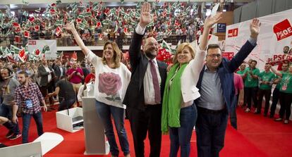 De izquierda a derecha, Susana D&iacute;az, Martin Schulz, Elena Valenciano y Miguel &Aacute;ngel Heredia, el domingo pasado en M&aacute;laga.
