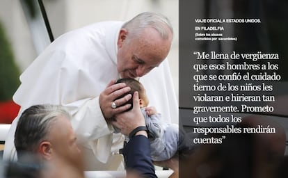 El papa Francisco besa a un bebé a su llegada al 'Independence Mall' de Filadelfia, el 26 de septiembre de 2015.