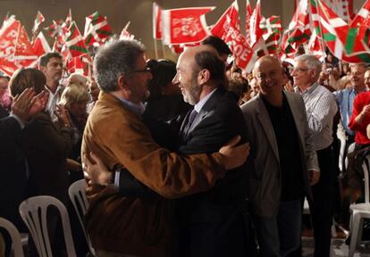 Rubalcaba saluda a Jes&uacute;s Eguiguren, presidente del PSE, en el mitin de Barakaldo. 