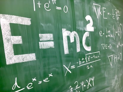 Fórmulas matemáticas en una pizarra.