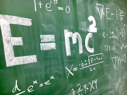 Fórmulas matemáticas en una pizarra.