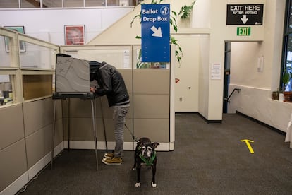 Un hombre vota en Portland, Oregón, este martes.