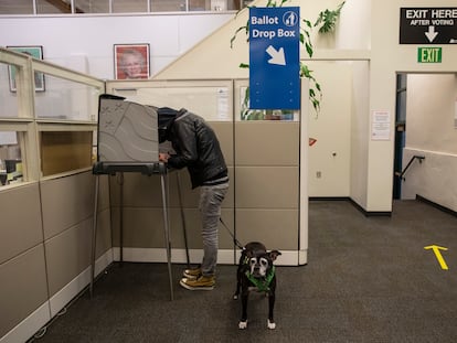 Un hombre vota en Portland, Oregón, este martes.