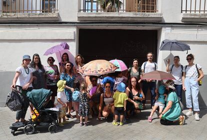 Varios padres y madres junto a sus hijos e hijas, el miércoles a las puertas del CEIP Vázquez de Mella, en Madrid. Han propuesto comprar un toldo por casi 7.000 euros, pero  la Comunidad de Madrid lo ha rechazado por motivos de seguridad.