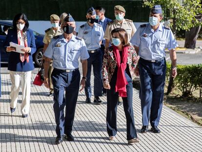 El general Miguel Ángel Villarroya, a la derecha de la ministra Margarita Robles, en la sede del Mando de Operaciones, el pasado 1 de octubre.