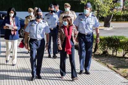 La ministra Margarita Robles flanqueada por el jefe del Estado Mayor de Defensa, Miguel Ángel Villarroya, a la izquierda, y el  comandante del Mando de Operaciones, Francisco Braco.