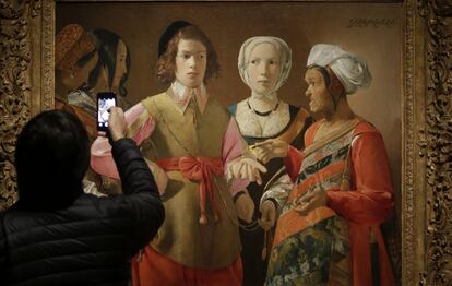 Un visitante ante 'La Buenaventura' del Georges de La Tour.