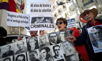 Representantes de los colectivos de la Memoria Histórica, frente al Congreso de los Diputados.