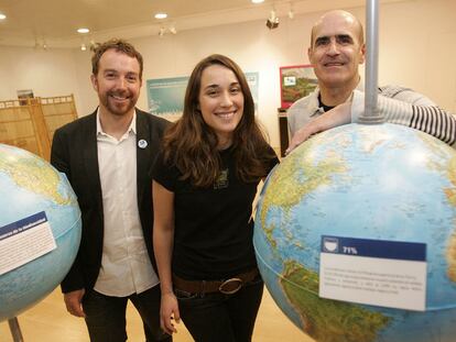 Marion Cabridens, ayer entre otros dos miembros de la ONG: Gilles Asento (izquierda) y Stephane Latxague.