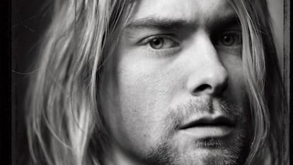 Fue el líder de toda una generación de músicos <i>grunge</i>, estuvo al frente de Nirvana —una de las bandas más influyentes de los noventa, con la que vendió alrededor de 95 millones de discos—, se casó con Courtney Love, tuvo una hija, se enganchó a las drogas y no consiguió lidiar con el mundo que le rodeaba. Kurt Cobain se suicidó en 1994, a los 27 años, y de su muerte nacieron un mito y decenas de teorías conspiratorias que recuperan su nombre y leyenda desde hace 22 años. El único documental autorizado hasta la fecha, <i>Cobain: Montage of heck</i>, lo retrata como un ser humano hipercomplejo que nadie supo muy bien cómo tratar. En el 22º aniversario de su muerte, hacemos un recorrido en imágenes por su trayectoria personal y profesional.