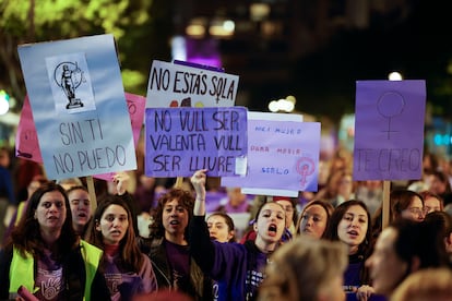 La Coordinadora Feminista de Valencia celebra la manifestación con motivo del Día Internacional para la eliminación de la violencia contra las mujeres, este sábado.