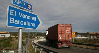 Un cami&oacute;n circula por la AP-7 en Tarragona.