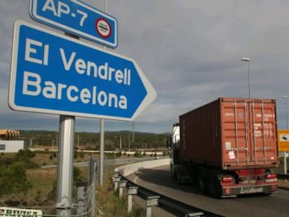Un cami&oacute;n circula por la AP-7 en Tarragona.