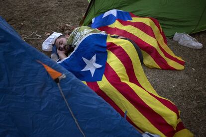 Acampada en protesta per la detenció de 14 persones pels preparatius del referèndum de l'1-O. A la imatge, dues persones dormen coberts per estelades.