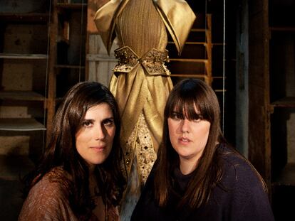 Las hermanas Kate y Laura Mulleavy, diseñadoras de Rodarte, ante uno de sus modelos, en Florencia.