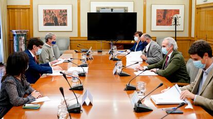 Health Minister Salvador Illa (2nd l) and Madrid‘s regional health chief Enrique Ruiz Escudero (2nd r) at a meeting on Monday.