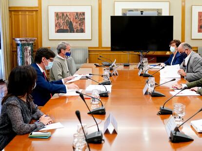 Health Minister Salvador Illa (2nd l) and Madrid‘s regional health chief Enrique Ruiz Escudero (2nd r) at a meeting on Monday.