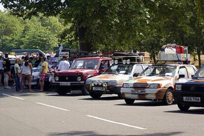 Más de 10.000 kilómetros a recorrer con coches de menos de 1.000CC, cuatro rutas diferentes, fines benéficos y mucho amor a la aventura mueven a los participantes del Mongol Rally, que puede seguirse en mongolrally.com.